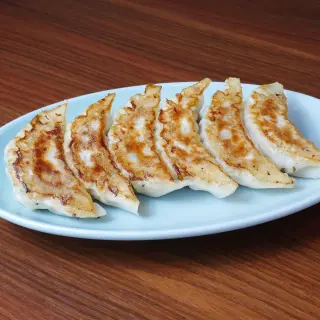 🥟 ビール片手に焼き餃子！ パリッと香ばしい羽根つき焼き餃子は…